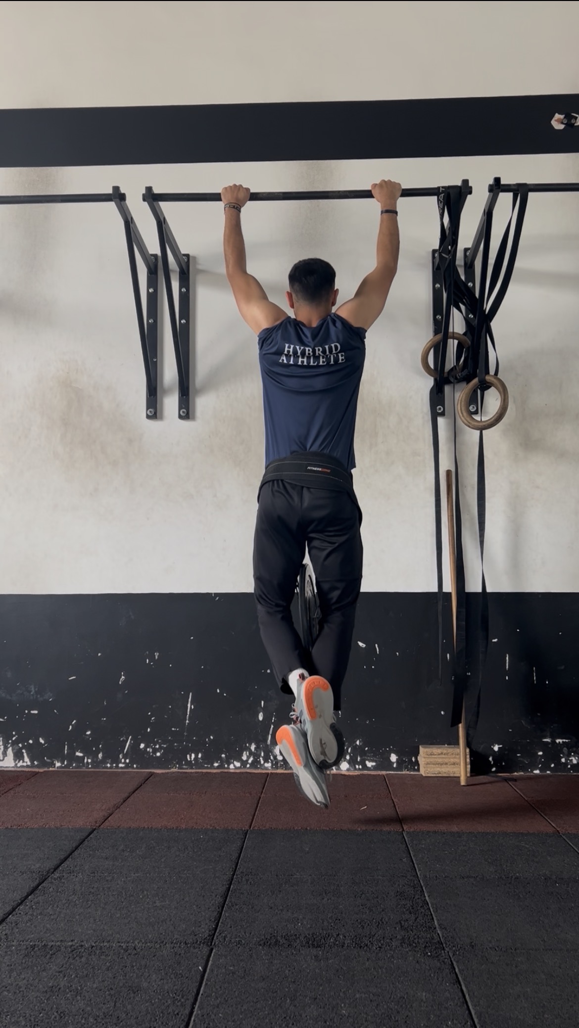 Entrenamiento de dominadas con lastre